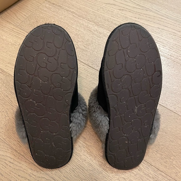 Ugg Scuffette II Slippers in Black/Gray - Picture 5 of 7